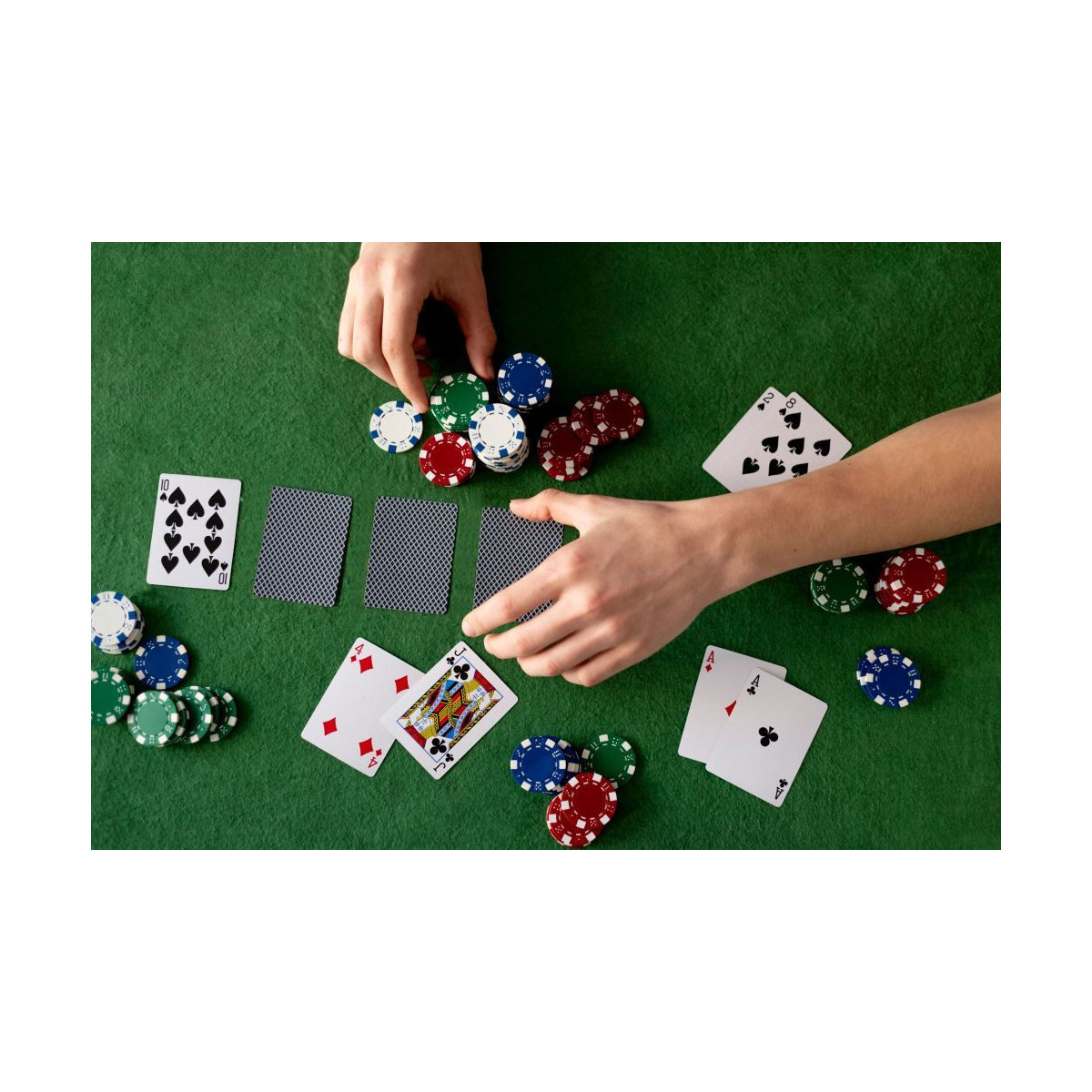 Set de Poker și Blackjack – 500 de jetoane, 2 pachete de cărți, zaruri, tablă de joc și valiză