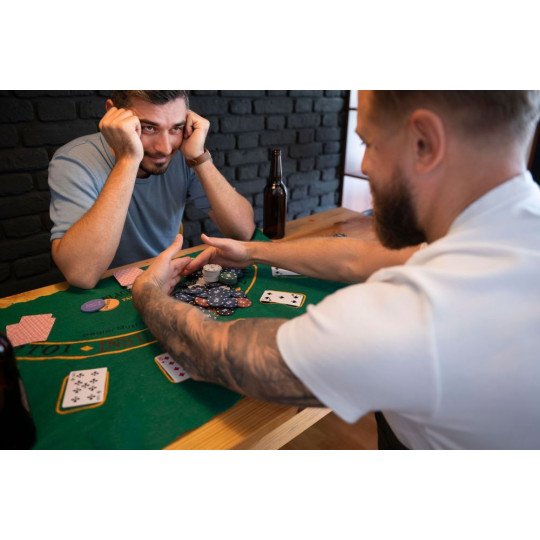Set de Poker și Blackjack – 500 de jetoane, 2 pachete de cărți, zaruri, tablă de joc și valiză