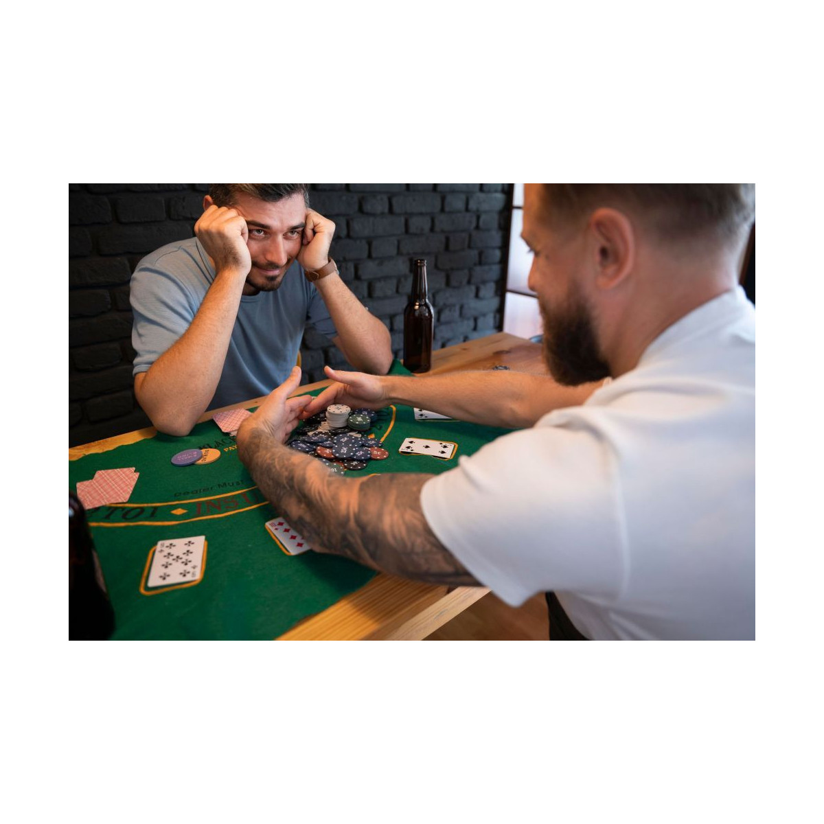Set de Poker și Blackjack – 500 de jetoane, 2 pachete de cărți, zaruri, tablă de joc și valiză