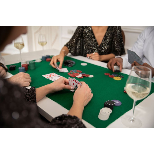 Set de Poker și Blackjack – 500 de jetoane, 2 pachete de cărți, zaruri, tablă de joc și valiză