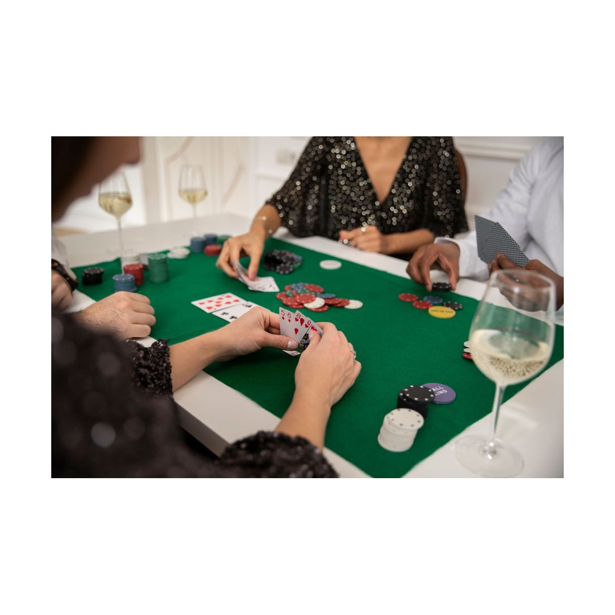 Set de Poker și Blackjack – 500 de jetoane, 2 pachete de cărți, zaruri, tablă de joc și valiză