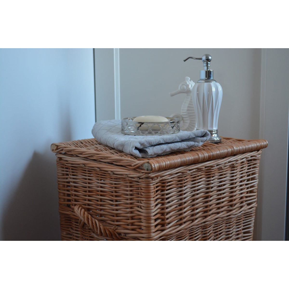 Elegantul coș din ratan pentru rufe, cu înălțimea de 50 cm