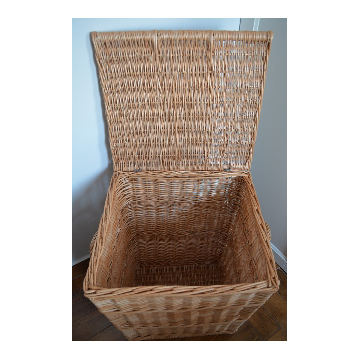 Coș de rufe


    Coș de rufe din ratan maro, înălțime 60cm