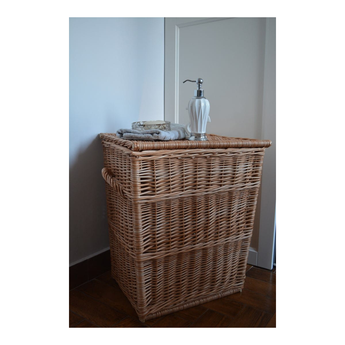 Coș de rufe


    Coș de rufe din ratan maro, înălțime 60cm