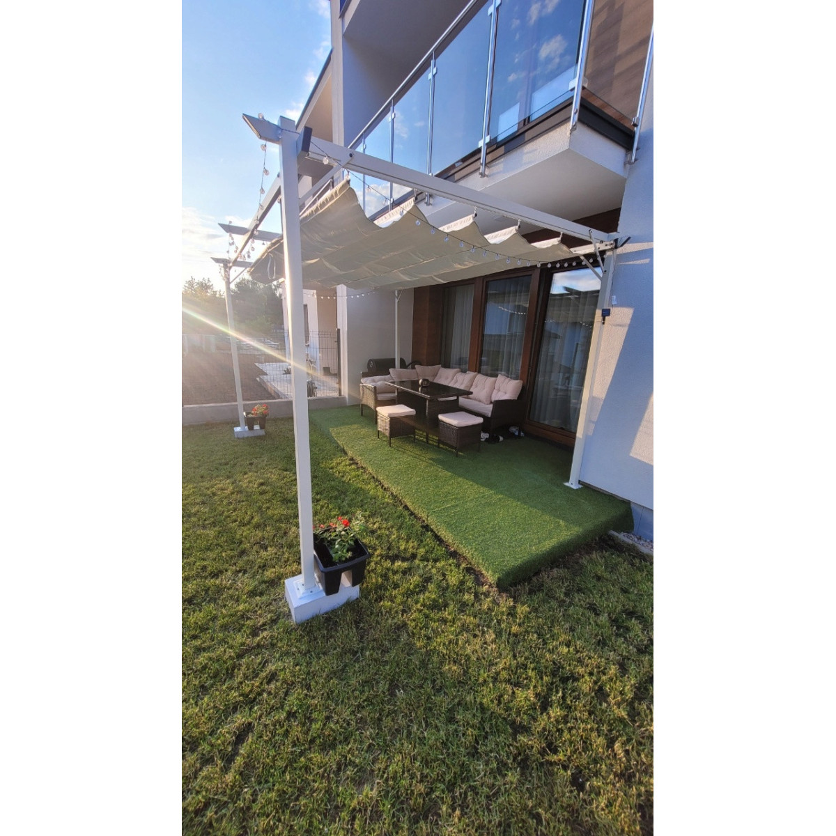 Pergolă de grădină 3x4 m metalică pentru terasă, foișor cu acoperiș, construcție și acoperiș alb.