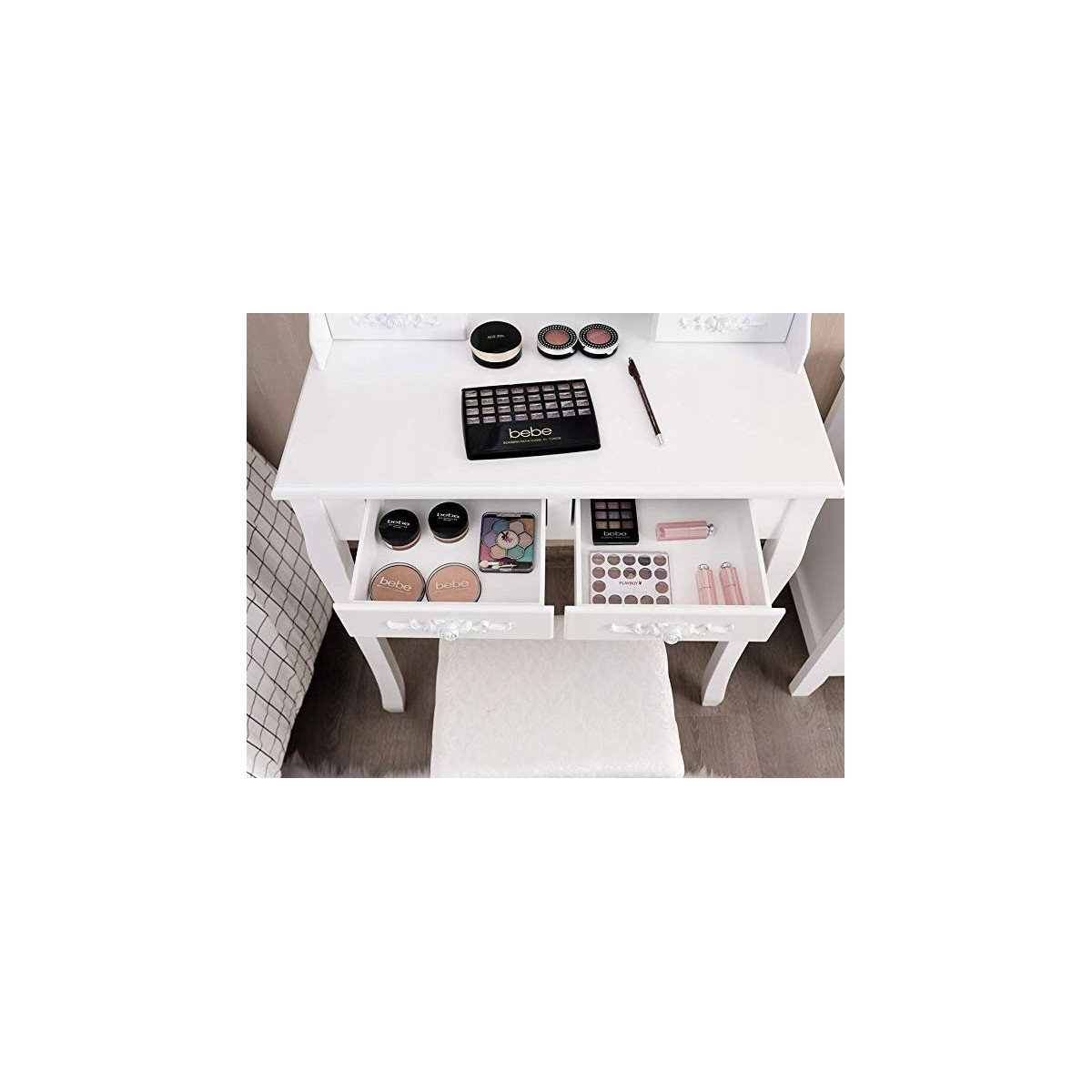 Măsuță de toală cosmetică neagră pentru machiaj cu oglindă, sertare și taburet.