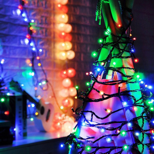 O iluminare exterioară de Crăciun cu LED-uri colorate, 200 LED