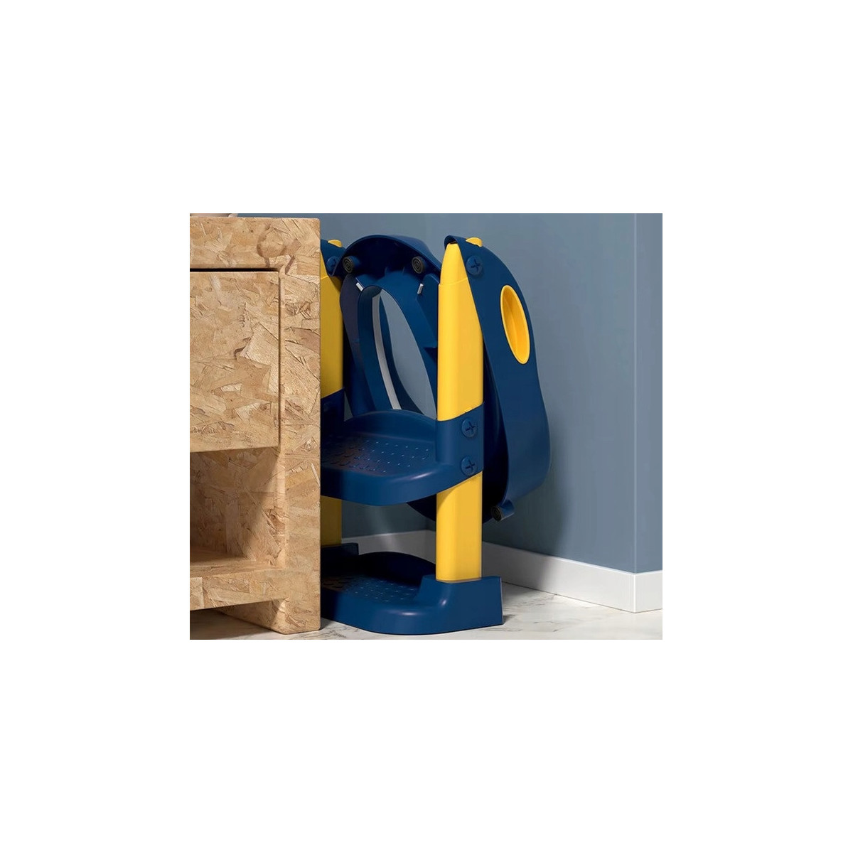 Scaune pliabile și ajustabile pentru copii cu reduceri, de culoare albastră.