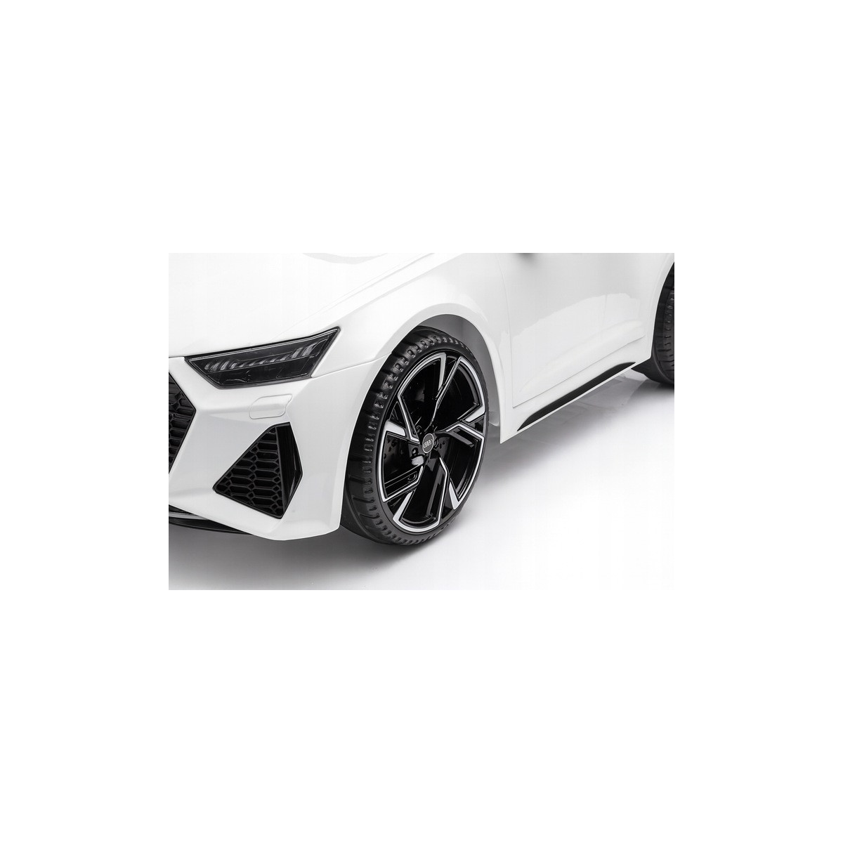 Autoturism electric Audi RS6 alb