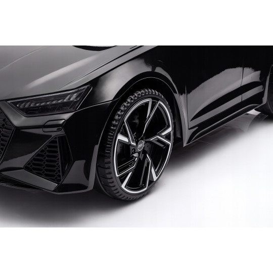 Automobil electric Audi RS6 de culoare neagră