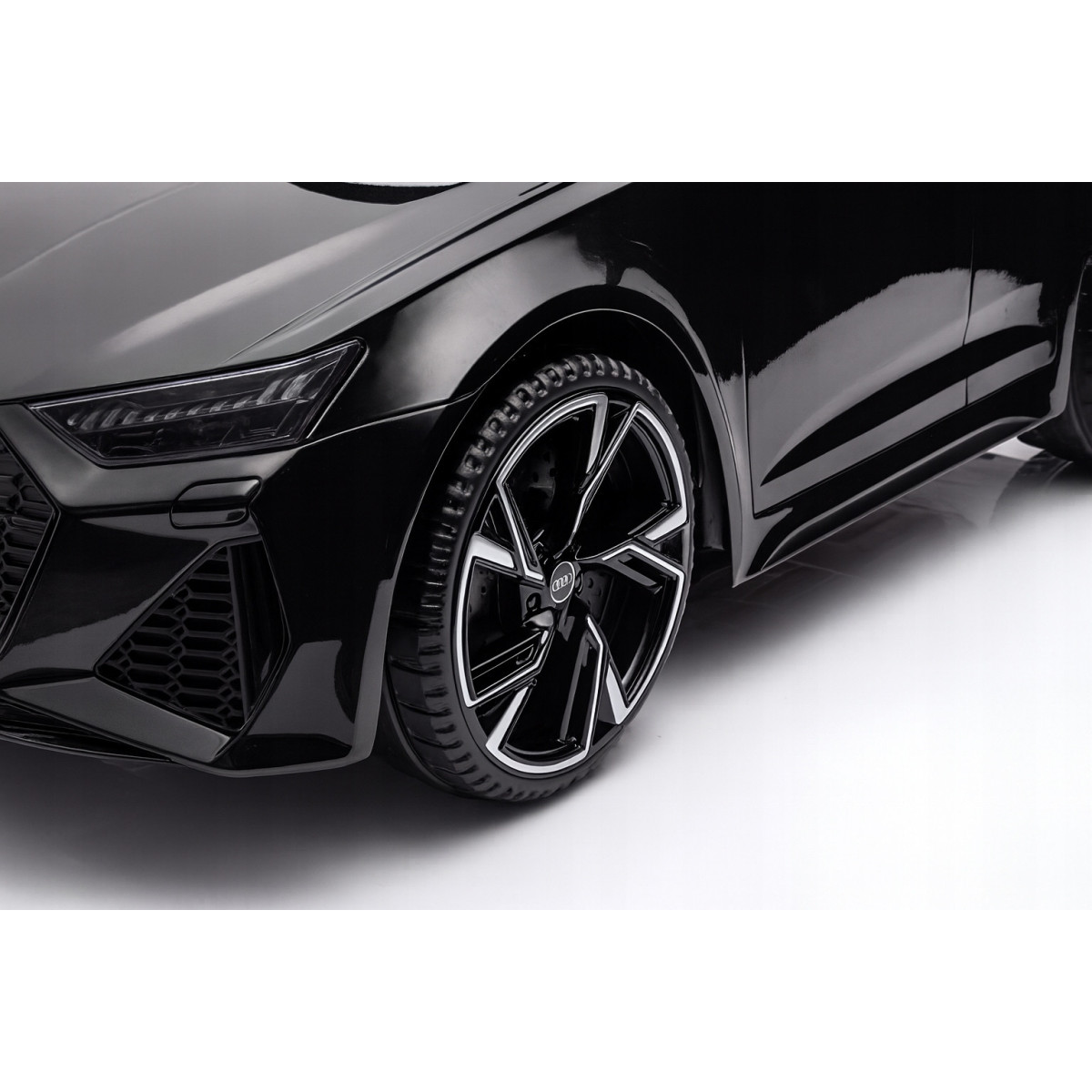 Automobil electric Audi RS6 de culoare neagră