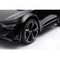 Automobil electric Audi RS6 de culoare neagră