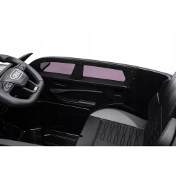 Automobil electric Audi RS6 de culoare neagră