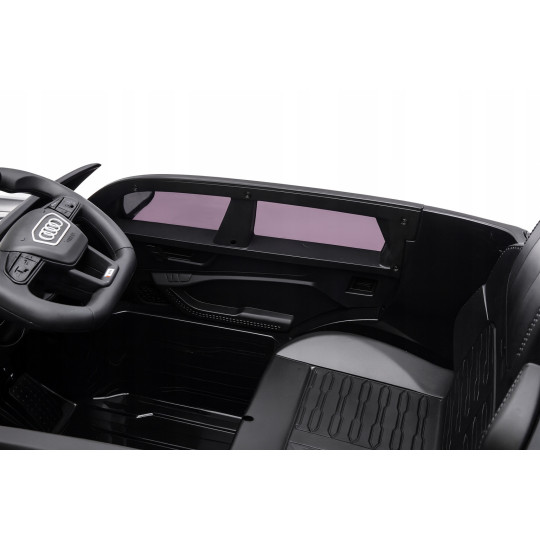 Automobil electric Audi RS6 de culoare neagră