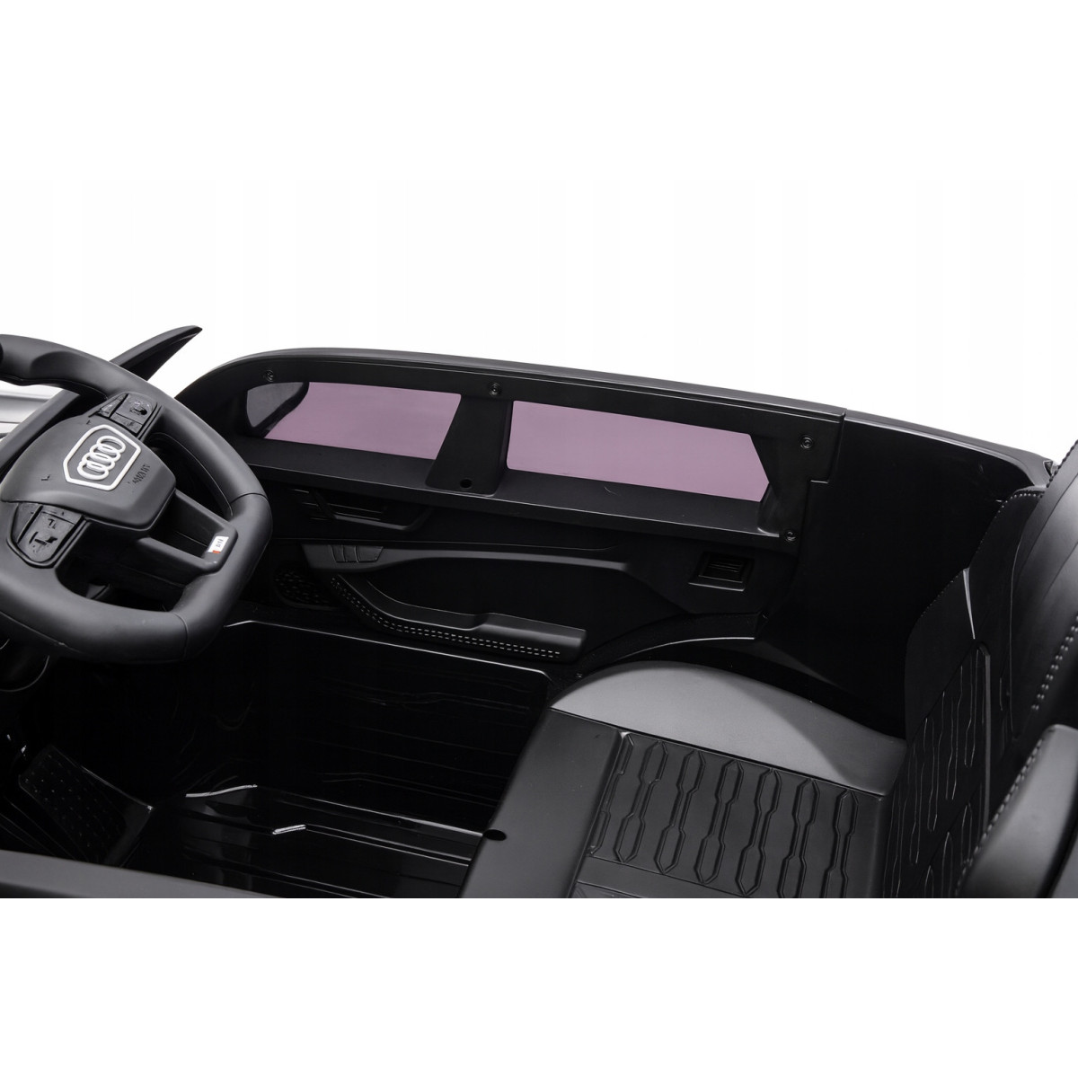 Automobil electric Audi RS6 de culoare neagră