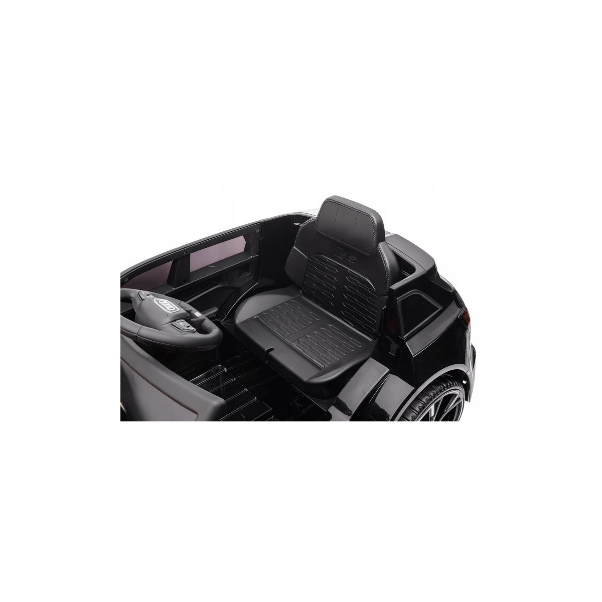 Automobil electric Audi RS6 de culoare neagră