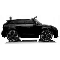 Automobil electric Audi RS6 de culoare neagră