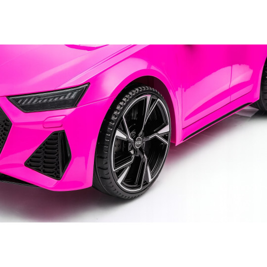 Luxusul mașinu electrică Audi RS6 în culoarea roz.