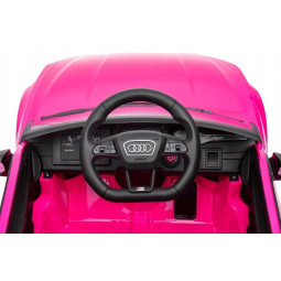 Luxusul mașinu electrică Audi RS6 în culoarea roz.