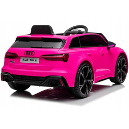 Luxusul mașinu electrică Audi RS6 în culoarea roz.