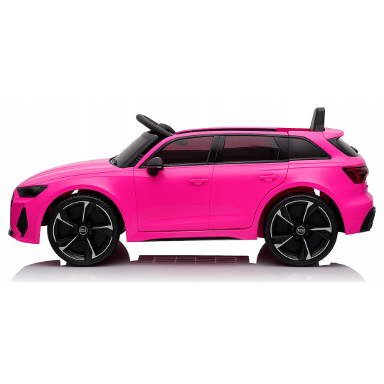 Luxusul mașinu electrică Audi RS6 în culoarea roz.