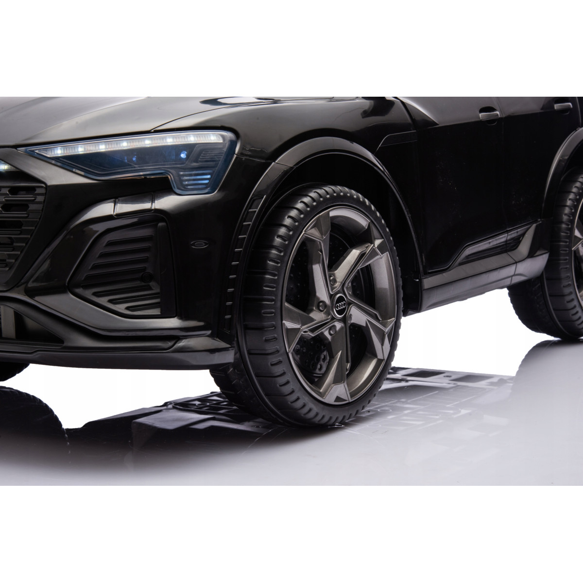 Mașinu electrică pentru copii Audi RSQ8, de culoare neagră