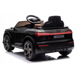 Mașinu electrică pentru copii Audi RSQ8, de culoare neagră