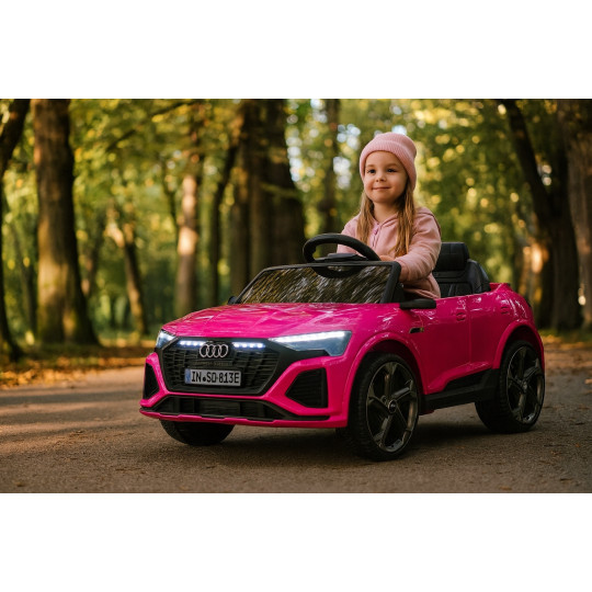 Luxusul mașinu mică Audi RSQ8 în culoarea roz.