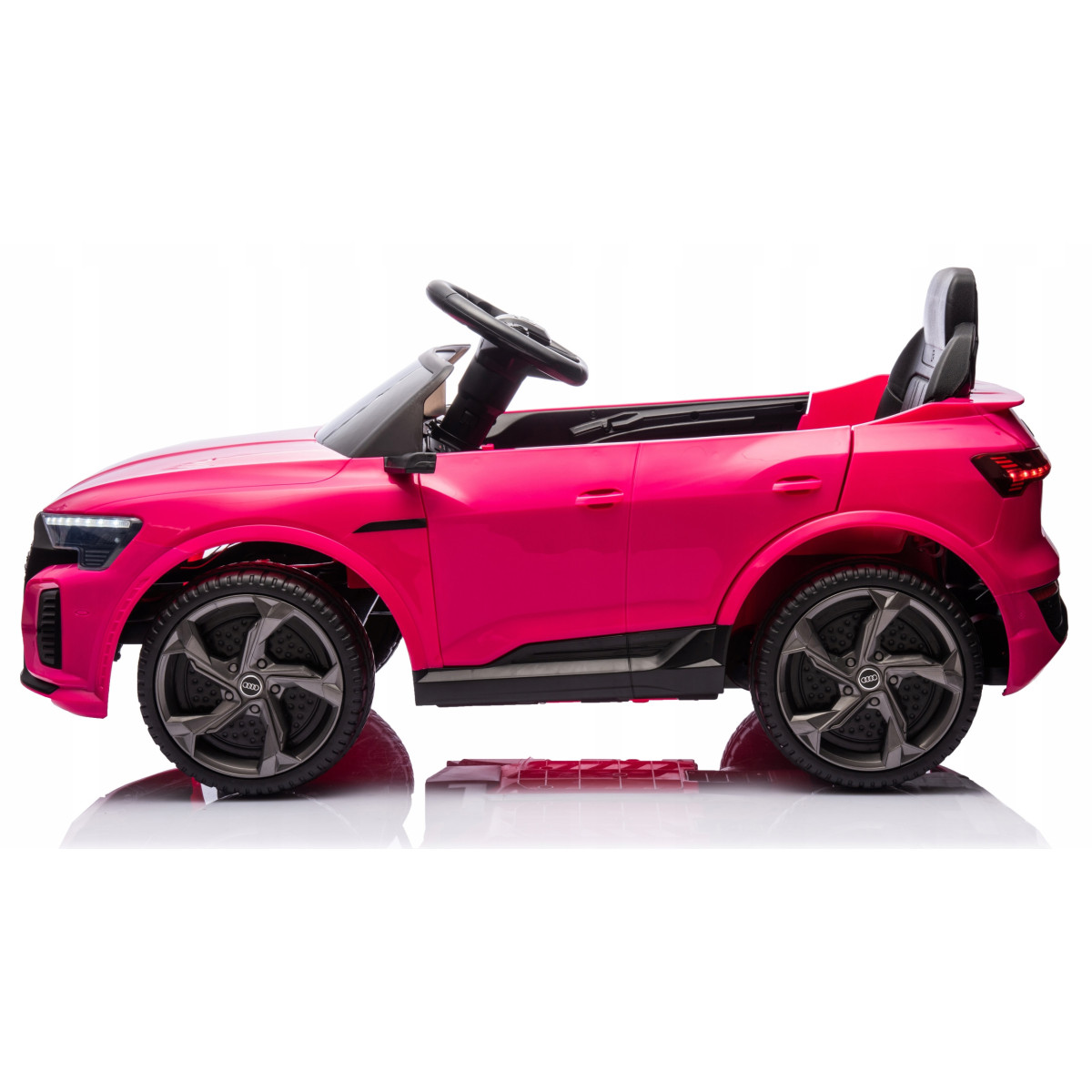 Luxusul mașinu mică Audi RSQ8 în culoarea roz.