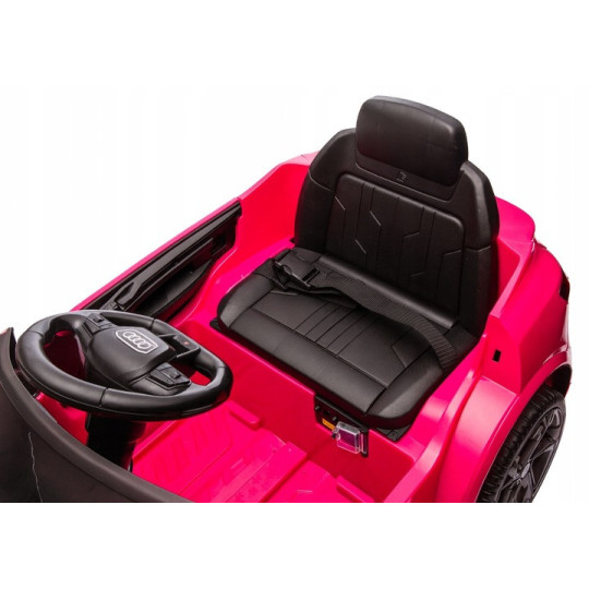 Luxusul mașinu mică Audi RSQ8 în culoarea roz.