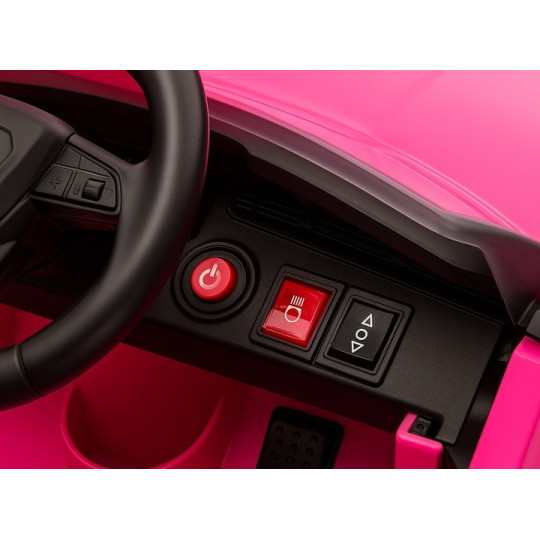 Luxusul mașinu mică Audi RSQ8 în culoarea roz.