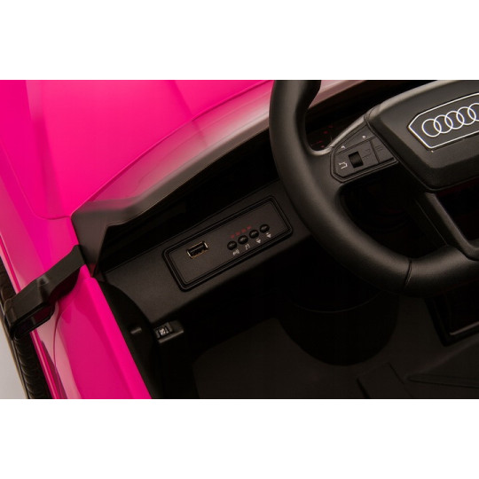 Luxusul mașinu mică Audi RSQ8 în culoarea roz.