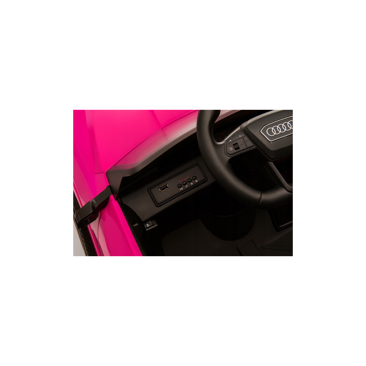 Luxusul mașinu mică Audi RSQ8 în culoarea roz.