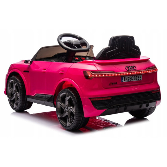 Luxusul mașinu mică Audi RSQ8 în culoarea roz.