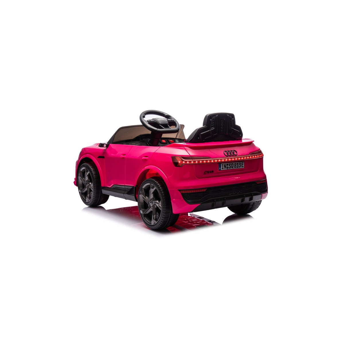 Luxusul mașinu mică Audi RSQ8 în culoarea roz.