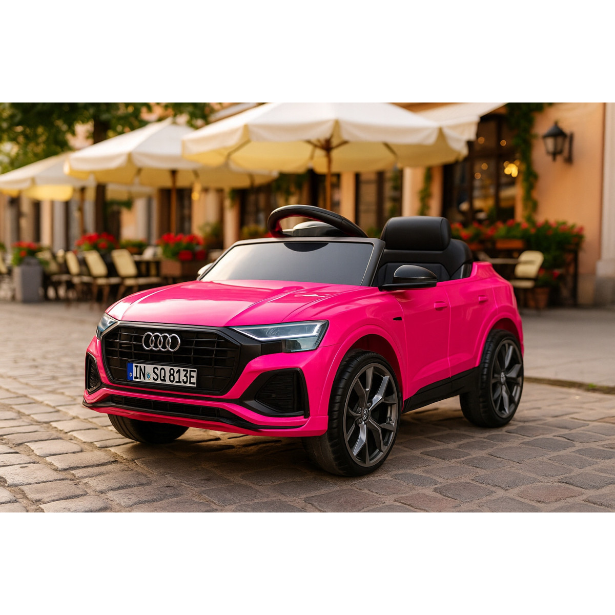 Luxusul mașinu mică Audi RSQ8 în culoarea roz.