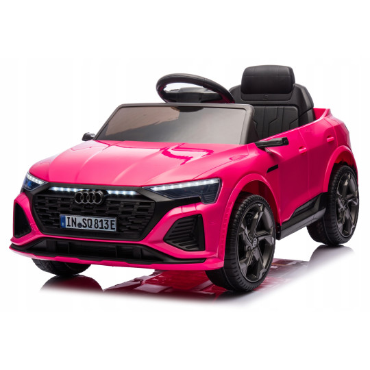 Luxusul mașinu mică Audi RSQ8 în culoarea roz.