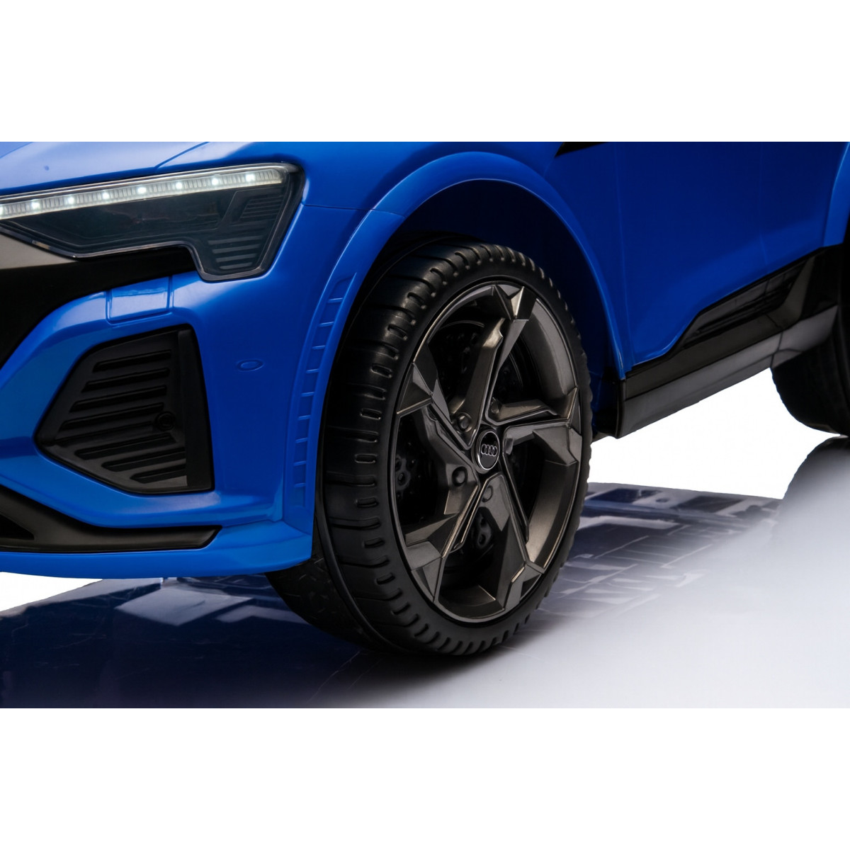 Detsăcuțчык cu telecomandă Audi RSQ8 albastru