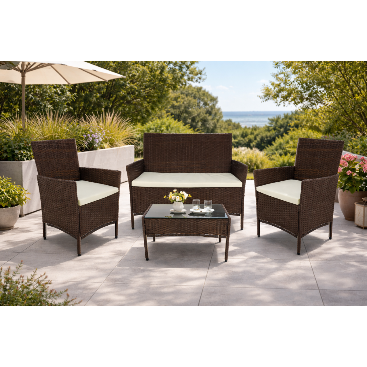 Set de mobilier din ratan maro pentru terasă la un preț super.