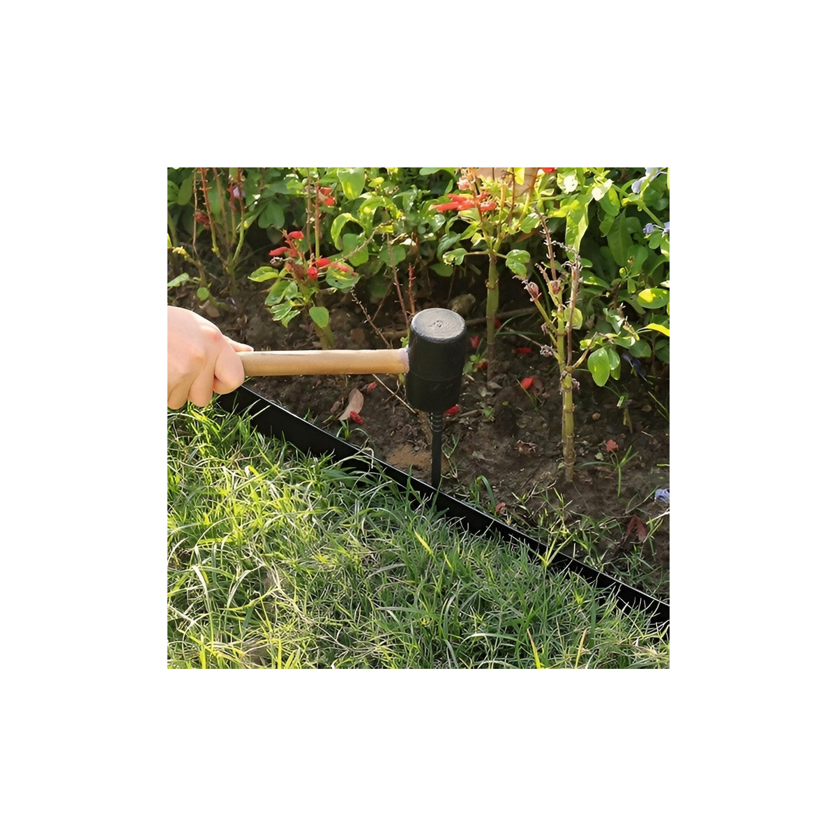 Zgârda de gazon de 4 cm x 10 m în culoare neagră + 20 de ancore în pachet.