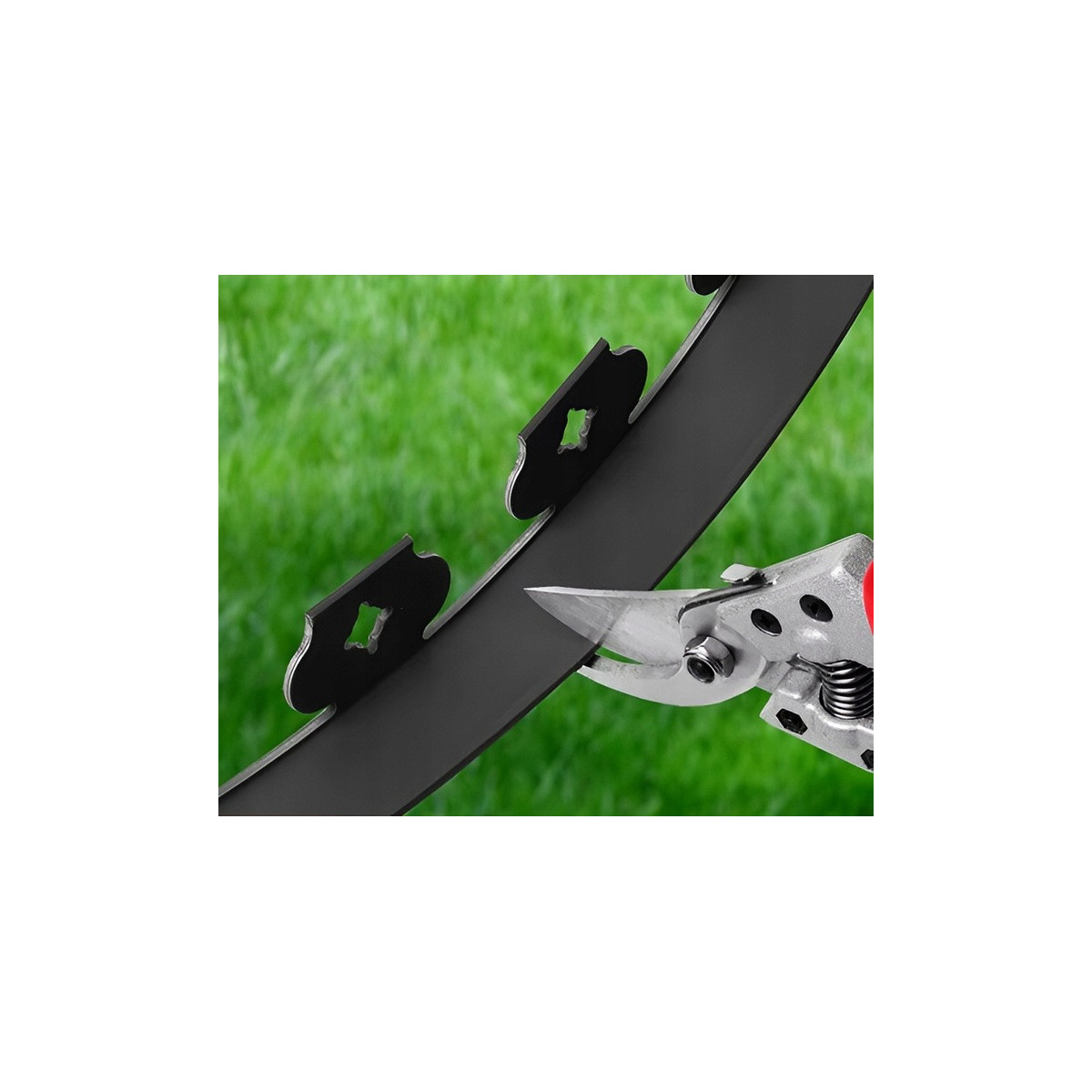 Borduri de gazon pentru grădină 5 cm x 10 m în culoarea neagră + 20 de suporturi în ambalaj.