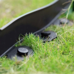 Borduri de gazon pentru grădină 5 cm x 10 m în culoarea neagră + 20 de suporturi în ambalaj.