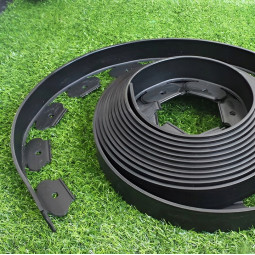 Borduri de gazon pentru grădină 5 cm x 10 m în culoarea neagră + 20 de suporturi în ambalaj.