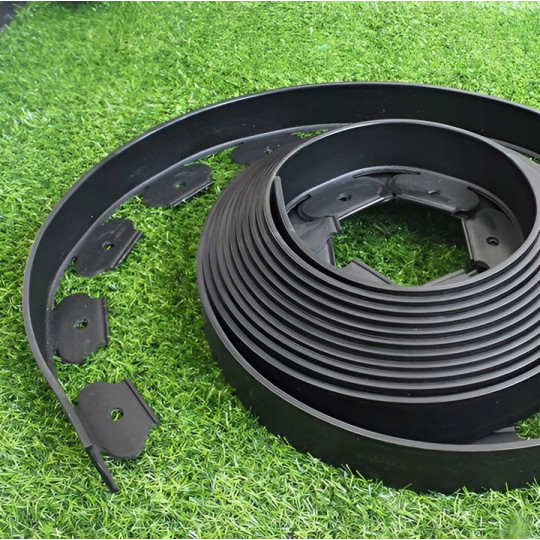 Borduri de gazon pentru grădină 5 cm x 10 m în culoarea neagră + 20 de suporturi în ambalaj.