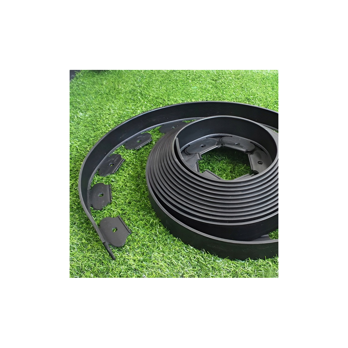 Borduri de gazon pentru grădină 5 cm x 10 m în culoarea neagră + 20 de suporturi în ambalaj.