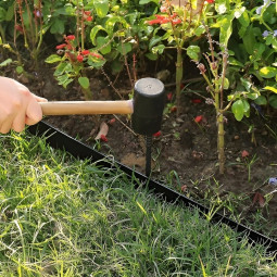 Borduri de gazon pentru grădină 5 cm x 10 m în culoarea neagră + 20 de suporturi în ambalaj.