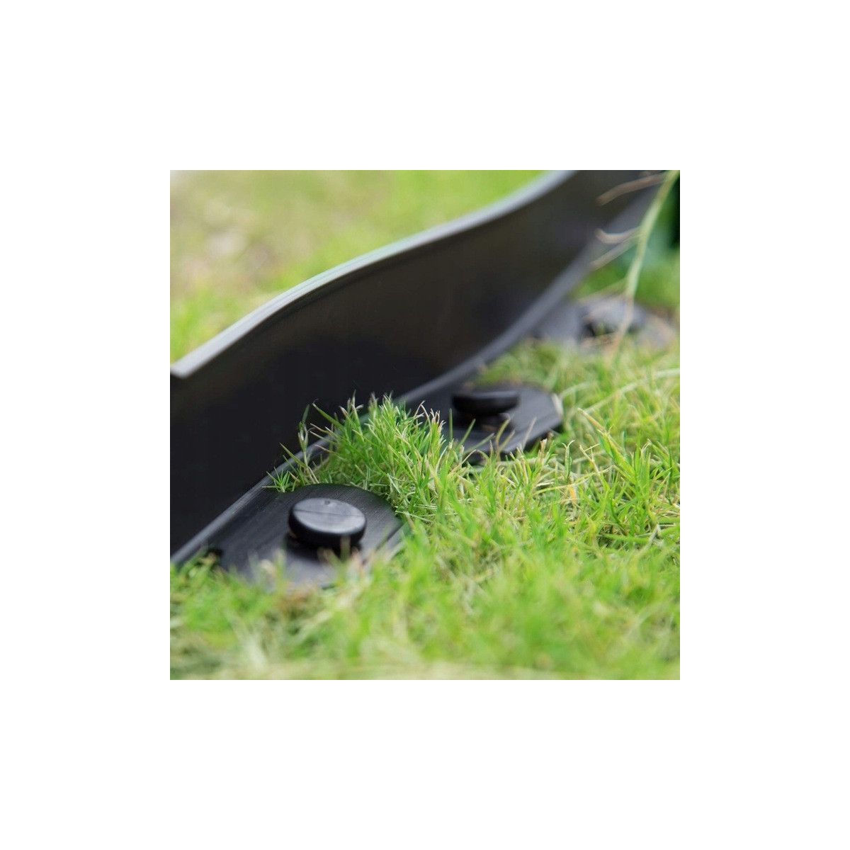 Kvalitative borduri pentru gazon 6 cm x 10 m în culoarea neagră + 20 de cuie în ambalaj