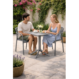 Záradné plastové scaune în culoarea gri cu protecție UV