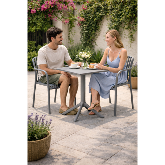 Záradné plastové scaune în culoarea gri cu protecție UV