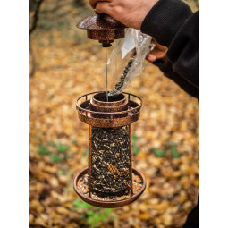 Hrănitoare Strend Pro pentru păsări, 32×17 cm, 950 ml, plastic, grilaj metalic.